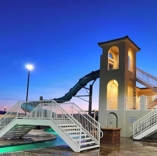 A water park with a slide, a pool, and a tower structure. - Southern Utah charm. Close to St George and National Parks (Washington)