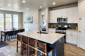 Fridge, microwave, oven, stovetop - Southern Utah charm. Close to St George and National Parks (Washington)