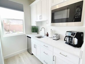 Kühlschrank, Mikrowelle, Wasserkocher mit Kaffee-/Teezubehör, Toaster