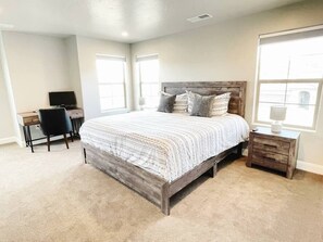 4 habitaciones, escritorio y tabla de planchar con plancha