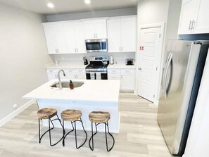 電子レンジ、オーブン、コンロ、食器洗い機