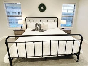 4 soverom, skrivebord, strykejern/-brett og reiseseng for barn