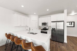 Geladeira, micro-ondas, fogão, cooktop