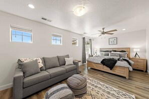 3 bedrooms, desk, iron/ironing board, travel cot - Southern Utah charm. Close to St George and National Parks (Washington)