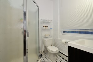 Douche, sèche-cheveux, serviettes fournies, savon