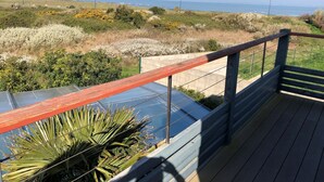 A deck with a view of the ocean and coastal vegetation. - La Tara - Vue mer - Parking - Terrasse (La Plaine-sur-Mer)