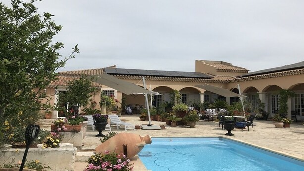 A pool area with a tiled roof, potted plants, and outdoor seating. - Gemütliche Ferienwohnung, Ideal für 2 Personen, Große Terrasse und Swimming-pool (Arles)