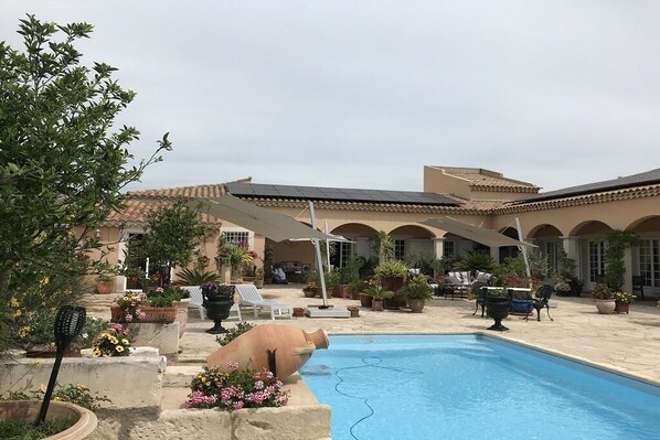 Pool - Gemütliche Ferienwohnung, Ideal für 2 Personen, Große Terrasse und Swimming-pool (Arles)