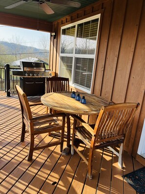 Outdoor dining - Tailwaters Trout and Lake Retreat! Inviting home minutes to River and Lake! (Norfork)