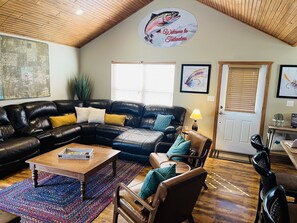 TV - Tailwaters Trout and Lake Retreat! Inviting home minutes to River and Lake! (Norfork)