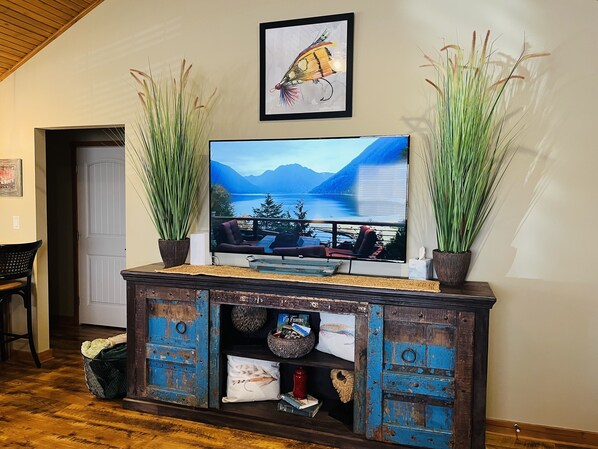 Interior - Tailwaters Trout and Lake Retreat! Inviting home minutes to River and Lake! (Norfork)