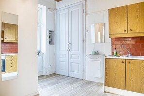 Dusche, Haartrockner, Handtücher, Seife