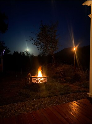 Property grounds - Cozy cottage in delightful Ahwahnee with AC, WiFi (Ahwahnee)