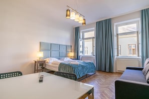 2 bedrooms, iron/ironing board, WiFi, bed sheets - City Chic: Spacious 2 BR Hideaway with Local Flair (Vienna)