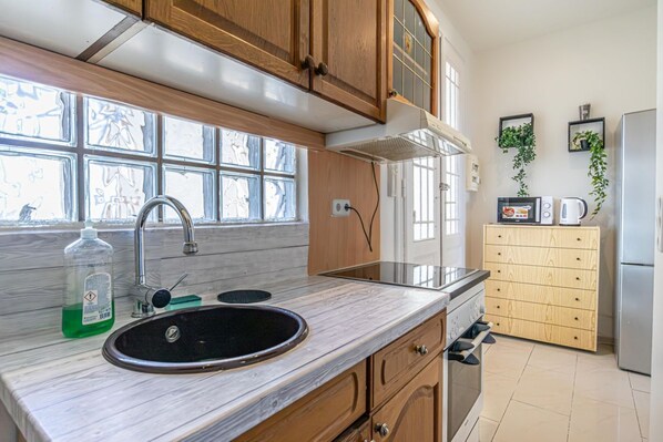 Frigorifero, microonde, forno, piano cottura