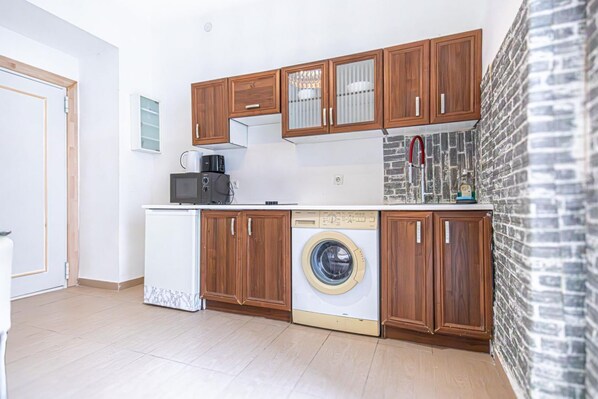 冷蔵庫、電子レンジ、オーブン、コンロ