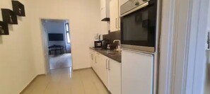 冷蔵庫、電子レンジ、オーブン、コンロ