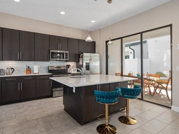 Fridge, microwave, oven, stovetop - Luxurious 4 bedrooms Disney themed house with 2 master bedrooms, pool, fitness (Davenport)