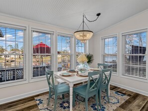 Dining - Lakefront Oasis • Private Dock & Bar • Kayaks, Paddleboards, Steps to Water (Sherrills Ford)