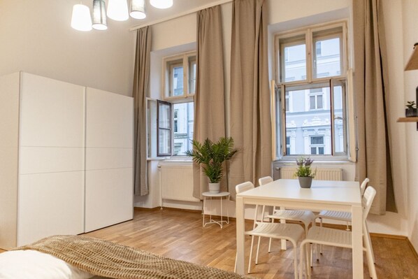 Dining - Pleasing 2BR Apt.-Perfect for Longstays (Vienna)
