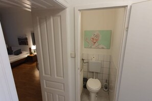 Douche, sèche-cheveux, serviettes fournies, savon