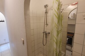 Regadera, secadora de cabello, toallas, jabón 