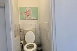 Dutxa, assecador de cabells, tovalloles i sabó