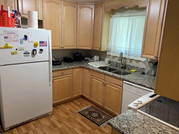 Fridge, microwave, oven, stovetop - Charming 3-bedroom house with WiFi and AC in lovely Colorado Springs (Colorado Springs)