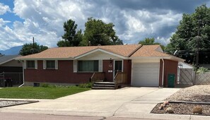 Exterior - Charming 3-bedroom house with WiFi and AC in lovely Colorado Springs (Colorado Springs)