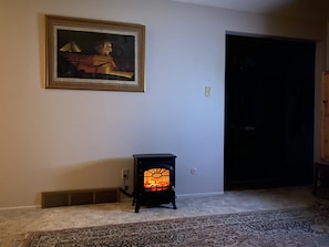 Interior - Charming 3-bedroom house with WiFi and AC in lovely Colorado Springs (Colorado Springs)