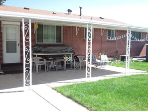 A covered patio area with a table and chairs, a trampoline, and a small garden. - Charming 3-bedroom house with WiFi and AC in lovely Colorado Springs (Colorado Springs)