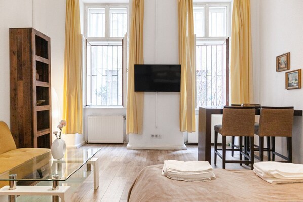1 habitación, tabla de planchar con plancha, wifi y ropa de cama 