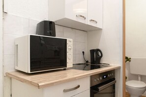 Microwave, oven, stovetop, cookware/dishes/utensils