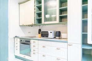 Kühlschrank, Mikrowelle, Ofen, Herdplatte