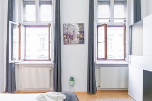 4 bedrooms, iron/ironing board, WiFi, bed sheets