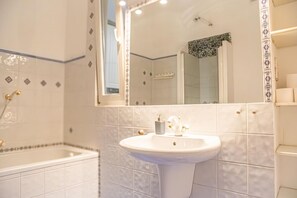 Douche, sèche-cheveux, serviettes fournies, savon