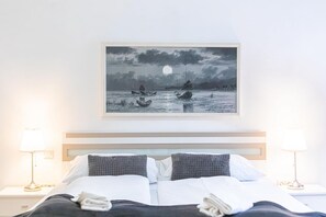 4 bedrooms, iron/ironing board, WiFi, bed sheets