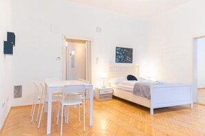 4 bedrooms, iron/ironing board, WiFi, bed sheets