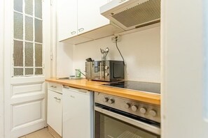 Fridge, oven, stovetop, cookware/dishes/utensils