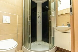 Hair dryer, towels, soap, shampoo - Chic Apartment Suitable for Longstays in Lockdown (Vienna)