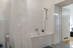 Dusche, Haartrockner, Handtücher, Shampoo