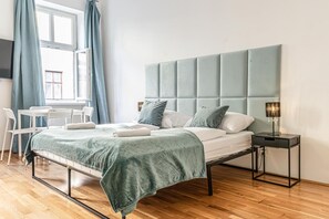 2 bedrooms, iron/ironing board, WiFi, bed sheets - Timeless Vienna: 2BR Apt. in the Historic District (Wien)