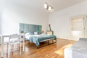2 bedrooms, iron/ironing board, WiFi, bed sheets - Timeless Vienna: 2BR Apt. in the Historic District (Wien)
