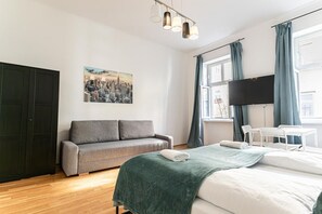 2 bedrooms, iron/ironing board, WiFi, bed sheets - Timeless Vienna: 2BR Apt. in the Historic District (Wien)