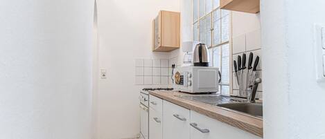 Mikrowelle, Ofen, Herdplatte, Wasserkocher mit Kaffee-/Teezubehör