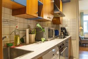 冷蔵庫、電子レンジ、オーブン、コンロ