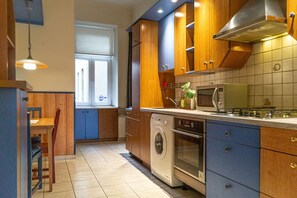 冷蔵庫、電子レンジ、オーブン、コンロ