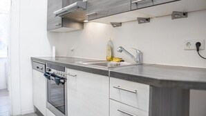 Eine moderne Küche mit Edelstahlgeräten, einem Backofen und einem Spülbecken.