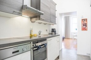 Kjøleskap, mikrobølgeovn, ovn og kokeplater