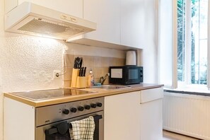 Fridge, microwave, oven, stovetop - Chic Apartment - Very Central and Well Connected (Vienna)